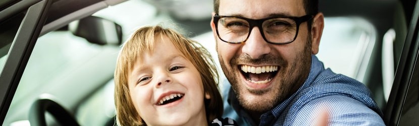 parent et enfant dans une voiture